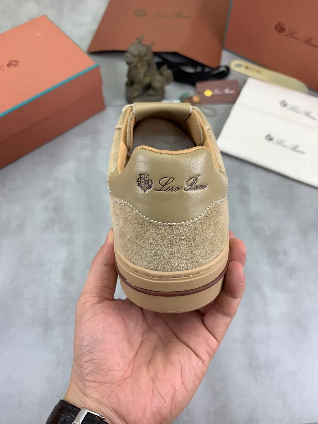Men's men's shoes 💰P560 New style 💰High quality The latest casual shoes Loro Piana 💯Top grade💯Buy the original copy💯 Founded the existing Loro Piana company on April 24, 1924. It is now the sixth generation of family business, providing top quality products to customers who are discerning in taste and quality. Imported original fly woven fabric with cowhide fabric, plain calfskin lining. Hand-sewn thread with cowhide feet. Original packaging. Number of yards: 38-44 (customized for 45 and 46). 2️⃣ colors available.